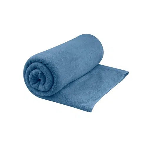 Una toalla suave Toalla Sea To Summit Tek de color azul, parcialmente desenrollada y enrollada, se muestra sobre un fondo blanco, mostrando su material lujoso y absorbente.