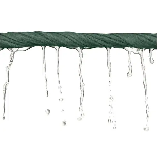 La toalla Sea To Summit Tek Towel muestra sus impresionantes cualidades repelentes al agua con una tela verde que permite que las gotas de agua se deslicen fácilmente.