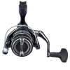 Con un elegante diseño en negro y plata, el carrete de pesca Carrete Shimano Miravel destaca un mango giratorio y un carrete metálico, aportando elegancia moderna a un fondo blanco simple.