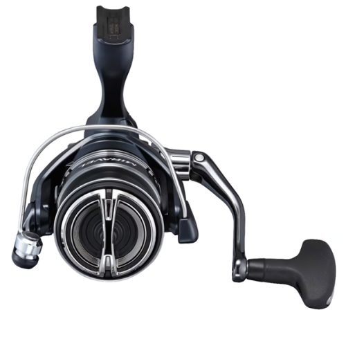 Con un elegante diseño en negro y plata, el carrete de pesca Carrete Shimano Miravel destaca un mango giratorio y un carrete metálico, aportando elegancia moderna a un fondo blanco simple.