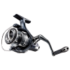 El Carrete Shimano Miravel es un elegante carrete de pesca en plata y negro, diseñado con un carrete grande y un mango ergonómico que ofrece un aspecto metálico moderno con detalles precisos, lo que lo hace ideal para cualquier caña de pescar.