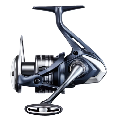 El Carrete Shimano Miravel es un carrete de pesca giratorio elegante y moderno con un acabado en negro y plata metalizada. Cuenta con una bobina grande, un mango ergonómico y partes de su intrincado sistema de engranajes son visibles a través de su carcasa. El diseño angular y aerodinámico del carrete mejora tanto la eficiencia como el rendimiento.