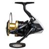 Presentamos el Carrete Shimano Spheros SW, un carrete de pesca moderno y elegante con un acabado metálico. Viene con un mango negro y una bobina dorada, que muestra de forma destacada la marca "Shimano" cerca del mango. Su diseño compacto y ergonómico lo convierte en una opción ideal para usar con cañas de spinning.