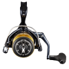 Primer plano del carrete de pesca Carrete Shimano Spheros SW en color negro y dorado, con manivela giratoria y carrete visible. El diseño presenta líneas elegantes y contemporáneas con detalles metálicos que resaltan sus cualidades ergonómicas.