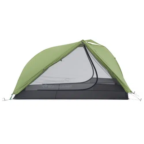 Una vista lateral de la Carpa Sea To Summit Alto TR2 Bikepack – 2 personas en verde y negro revela su interior de malla liviana. La carpa está instalada con el toldo parcialmente abierto, lo que muestra la estructura interna contra un fondo blanco liso.