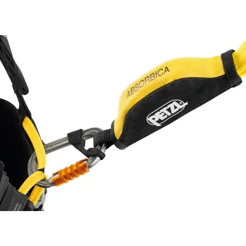 Primer plano de un absorbedor de energía Petzl Absorbica con un mosquetón acoplado. Complementado con el Pack Barra de Sujeción Petzl Captiv para Mosquetón - 10 Unidades, presenta un absorbedor distintivo en negro y amarillo, mientras que el mosquetón cuenta con un mecanismo de bloqueo naranja para conexiones seguras.