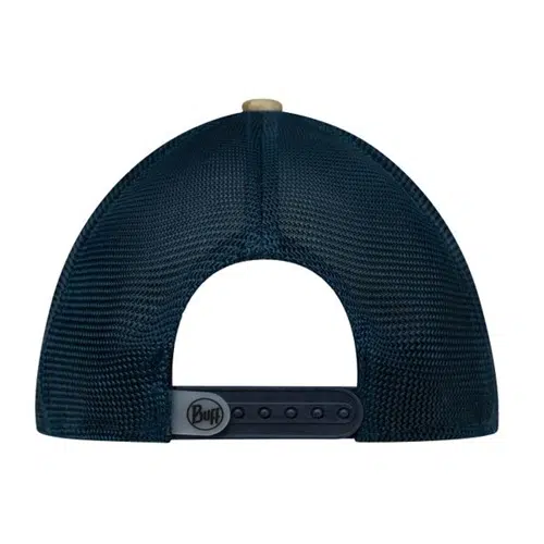 La parte posterior de la gorra de malla azul marino Jockey Buff Trucker Tinai Camel presenta un cierre a presión ajustable con un logotipo "Buff" circular, que recuerda al elegante equipo de jockey.