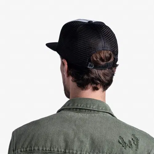 Una persona de cabello castaño lleva una gorra de béisbol Jockey Buff Trucker Sendel Black y una chaqueta verde. Está de espaldas a la cámara y muestra la parte trasera de la gorra y la chaqueta contra un fondo liso.
