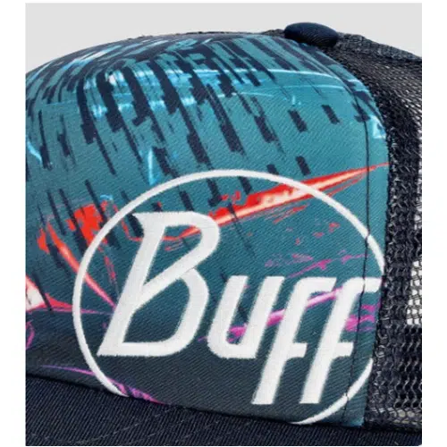 Primer plano de la vibrante gorra Jockey Buff Trucker Xcross, que muestra un diseño inspirado en el grafiti con detalles en azul, rojo y rosa. La palabra "Buff" se destaca en blanco en el frente de esta gorra estilo Jockey. Presenta tela de malla y exuda una estética urbana y dinámica.