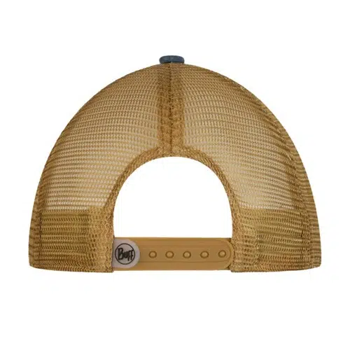 La imagen muestra la vista posterior de la gorra de béisbol de malla Jockey Buff Trucker Tzom Stone Blue de color tostado. Esta elegante gorra cuenta con un cierre ajustable a presión con un pequeño logotipo circular en la correa. La textura de malla visible proporciona una excelente ventilación, lo que la hace ideal para mantenerse fresco en los días soleados.