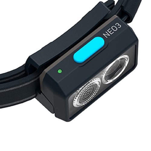 La Linterna Frontal Led Lenser Neo3 400lm 502718 es una moderna linterna frontal que muestra de forma destacada su marca "NEO3". Cuenta con dos lentes de luz frontal y viene con una correa negra ajustable para mayor comodidad. La elegante combinación de detalles en negro y azul no solo realza su atractivo estético, sino que también garantiza un rendimiento de iluminación confiable.