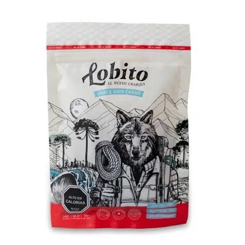 "Lobito" de LaLobería, en sobres de 30g, presenta un lobo con ropa de senderismo y un paisaje de montaña. En el paquete se destacan "El Nuevo Charqui" y "Snack 100% Carne", destacando "Alto en Calorías", "14g Proteína" y "30g Carbo". Disfruta de este snack natural.