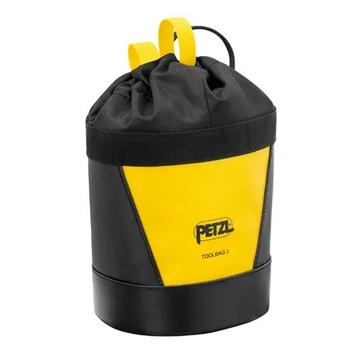 La Bolsa Portaherramientas Petzl Toolbag 3 es una bolsa portaherramientas amarilla y negra con cierre de cordón y correas de transporte amarillas. Tiene forma cilíndrica y muestra de forma destacada el logotipo de la marca "PETZL" en la parte delantera.
