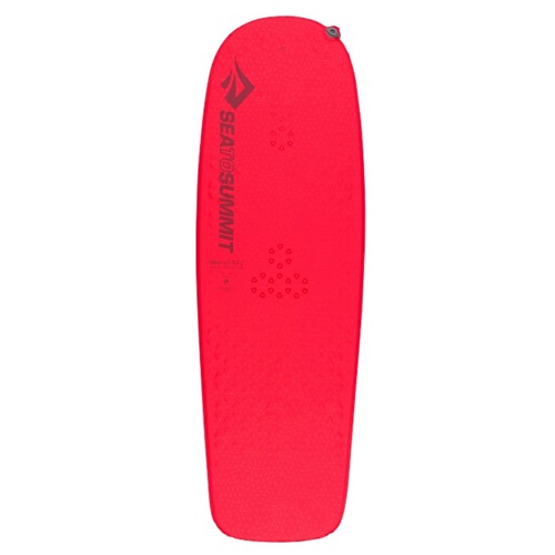 La colchoneta autoinflable para mujer Sea To Summit UltraLight de Colchoneta, en color rojo, presenta el nombre y el logotipo de la marca impresos en negro en el lado izquierdo. Tiene forma rectangular con esquinas ligeramente redondeadas e incluye una válvula en la esquina superior derecha para inflarla fácilmente.