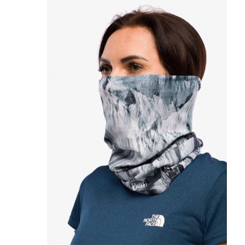 Una persona que lleva una camiseta azul de North Face y una polaina para el cuello estampada Bandana Buff Original EcoStretch que le cubre la nariz y la boca. La polaina presenta un elegante diseño de montaña Humly Grey en blanco y negro.