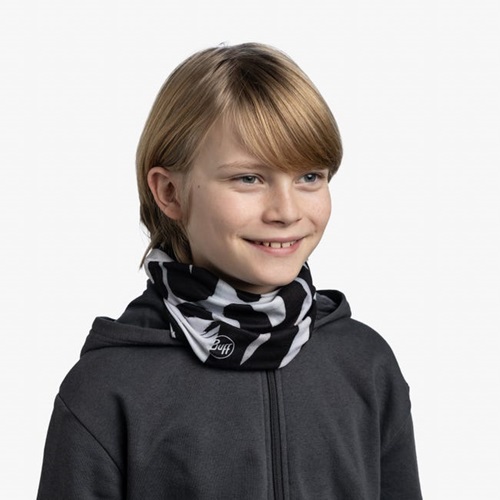 Un niño sonriente con cabello rubio lleva un Bandana Buff Original EcoStrech Niños Hione Black alrededor de su cuello, combinado con una chaqueta gris oscuro sobre un fondo blanco liso.