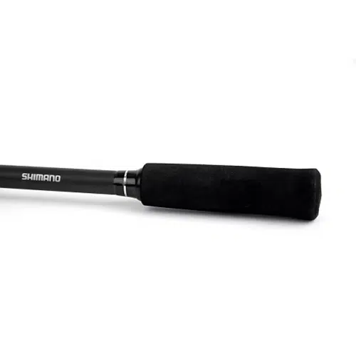 Primer plano de una caña de pescar Shimano FX XT negra con empuñadura texturizada. La palabra "SHIMANO" está impresa en blanco en la caña cerca del mango.