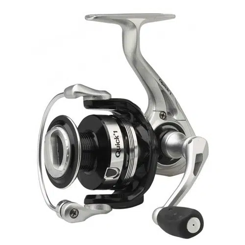 El Carrete Dam Quick 1 FD es un carrete de pesca plateado y negro con un diseño moderno. Cuenta con un cuerpo y una bobina predominantemente negros con detalles plateados y con las palabras "Quick 1" claramente visibles en el lateral. El carrete cuenta con un mango plateado metálico con empuñadura negra, lo que contribuye a su apariencia elegante y estilizada.