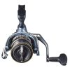 Una vista en primer plano de un carrete de pesca Shimano Ultegra FC muestra su cuerpo metálico con una manija en el lado derecho. El carrete cuenta con una bobina circular adornada con un elegante esquema de colores negro y plateado, realzado por un llamativo detalle amarillo alrededor del borde.