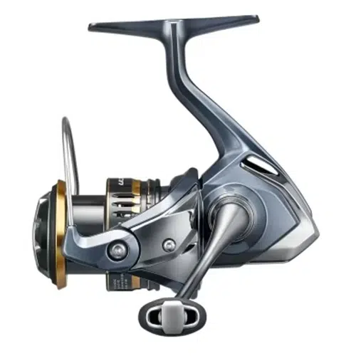 El Carrete Shimano Ultegra FC es un carrete de pesca moderno y metálico con un diseño elegante y estilizado. Cuenta con un mango resistente, mecanismos intrincados y una sofisticada combinación de colores plateado, negro y dorado. Diseñado para acoplarse a una caña de pescar, este carrete es perfecto para lanzar y recuperar líneas de pesca.
