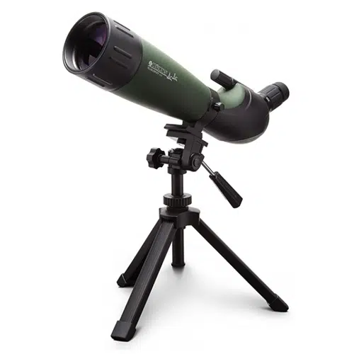 Un telescopio terrestre Catalejo Konus Konuspot-65 15-45X65 en verde y negro, montado sobre un elegante trípode negro. Incluye un foco ajustable y un ocular diagonal para una visión cómoda, proporcionando una claridad excepcional con un aumento de 15-45X65. El trípode está equipado con tres patas extensibles para garantizar una mayor estabilidad.
