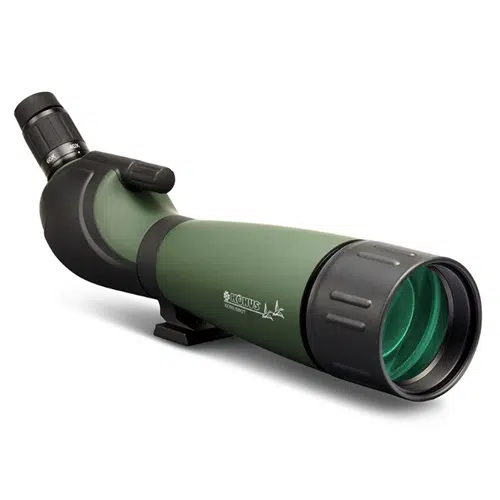 El telescopio Catalejo Konus Konuspot-65 15-45X65, de color verde, cuenta con un ocular y una perilla de ajuste de color negro. Incluye un soporte para trípode en la parte inferior para facilitar la observación a larga distancia, lo que lo hace perfecto para la observación de aves o la naturaleza.
