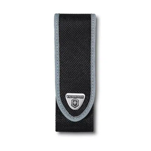 La Funda Victorinox Nylon 4.0823-N es una funda de tela negra con ribete gris, ideal para guardar una navaja suiza. Presenta el logotipo de Victorinox en el frente, con el emblemático emblema de la cruz y el escudo, y está fabricada con material duradero con un cierre de solapa seguro.