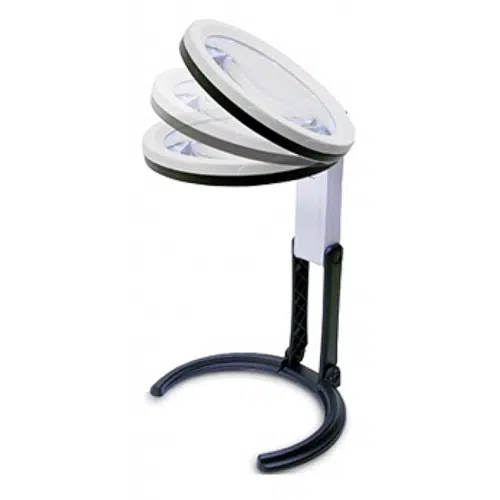 La Lupa Konus Flexo 120 12cm 1-5x incluye una lupa plegable con lente circular blanca y soporte negro, presentada en tres ángulos para enfatizar su flexibilidad. Su base semicircular sostiene eficazmente el brazo ajustable para una variedad de usos.