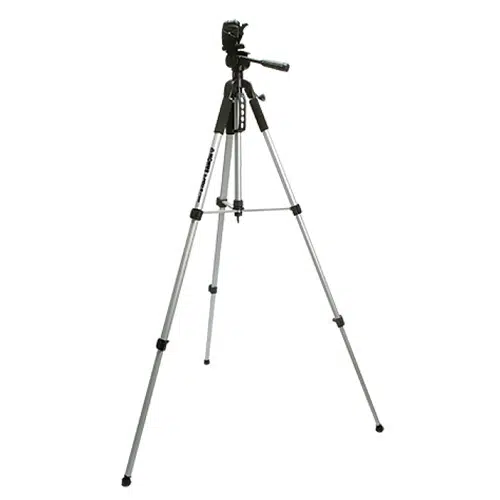 El Trípode 3-Pod-6 1,37m 1959 Konus, con un elegante diseño en plata y negro, cuenta con patas ajustables y un cabezal giratorio e inclinable que le permite mantenerse en posición vertical con precisión.