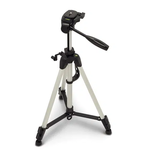 El Trípode 3-Pod-6 1,37m 1959 Konus es un elegante trípode para cámara plateado y negro con patas ajustables y cabezal de giro e inclinación. Diseñado para un movimiento suave con una palanca, también cuenta con clips de liberación rápida para facilitar los ajustes de altura.
