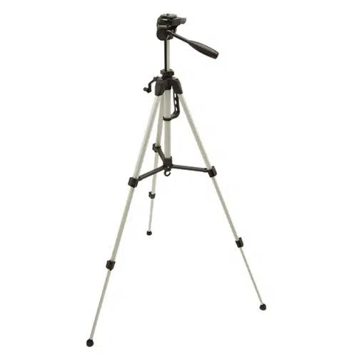 El Trípode 3-Pod-6 1,37m 1959 Konus es un trípode plateado ligero con patas extensibles y un cabezal negro ajustable con movimiento de giro e inclinación, adecuado para montar cámaras u otros dispositivos. Cuenta con pies de goma para mayor estabilidad y un soporte central para mayor soporte.