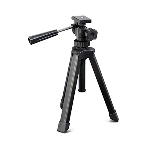 El trípode 3-Pod-8 35cm 1958 Konus tiene un diseño elegante en color negro, patas ajustables y un asa giratoria. La plataforma superior tiene una perilla para montar de forma segura una cámara u otros dispositivos. Las patas están ligeramente inclinadas hacia afuera y equipadas con pies de goma para una mayor estabilidad, lo que lo convierte en la opción perfecta para fotografía o videografía debido a su diseño compacto.