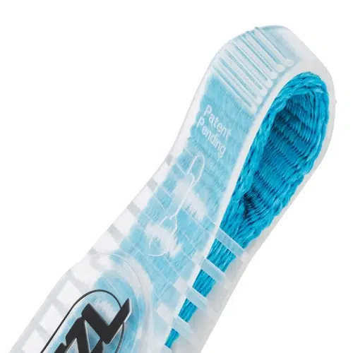 Primer plano de un Pack Protector para Cinta Petzl Axess String – 10 Unidades. Este lazo de cinta tejido de color azul está dentro de un soporte de plástico transparente, con un texto impreso que indica "Patente pendiente" junto con una vista parcial del logotipo.