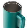 El Vaso Térmico Quencher Halten 1.2L es una taza de acero inoxidable en color verde azulado, diseñada con un asa cuadrada y vista desde arriba para resaltar su interior reflectante. Con un diseño moderno caracterizado por líneas limpias, esta taza es ideal para mantener la temperatura perfecta de tus bebidas.