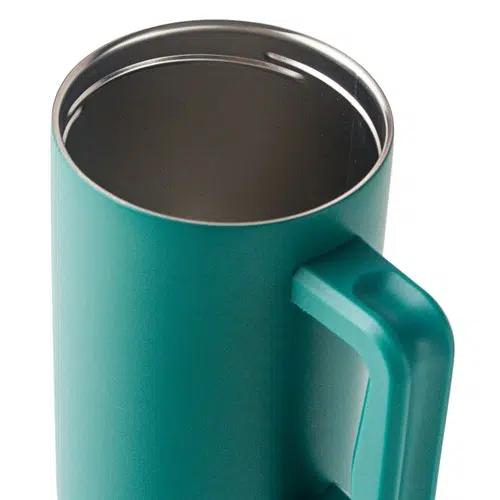 El Vaso Térmico Quencher Halten 1.2L es una taza de acero inoxidable en color verde azulado, diseñada con un asa cuadrada y vista desde arriba para resaltar su interior reflectante. Con un diseño moderno caracterizado por líneas limpias, esta taza es ideal para mantener la temperatura perfecta de tus bebidas.