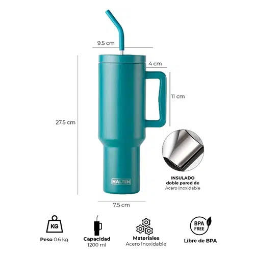 El Vaso Térmico Quencher Halten 1.2L es un vaso térmico turquesa fabricado en acero inoxidable, equipado con un práctico asa y pajita. Mide 27,5 cm de alto, 9,5 cm de ancho en la parte superior y se estrecha hasta 7,5 cm en la parte inferior, pesa solo 0,6 kg y ofrece una capacidad de hasta 1200 ml. El producto no contiene BPA para un uso seguro.