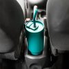 Un Vaso Térmico Quencher Halten 1.2L en color verde azulado, completo con una pajita, se coloca en el portavasos entre dos asientos del automóvil.