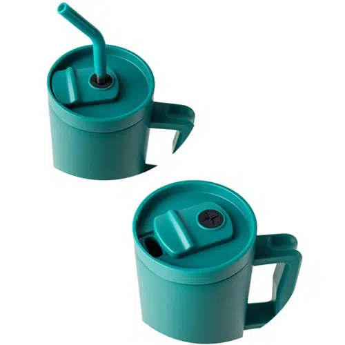 Se muestran dos tazas de color verde azulado. La taza superior se asemeja al Vaso Térmico Quencher Halten de 1,2 l e incluye una tapa con pajita incorporada, mientras que la taza inferior tiene una tapa con pico y botón. Ambas tazas están diseñadas con asas y mantienen un estilo consistente centrado en la comodidad y la elegancia.
