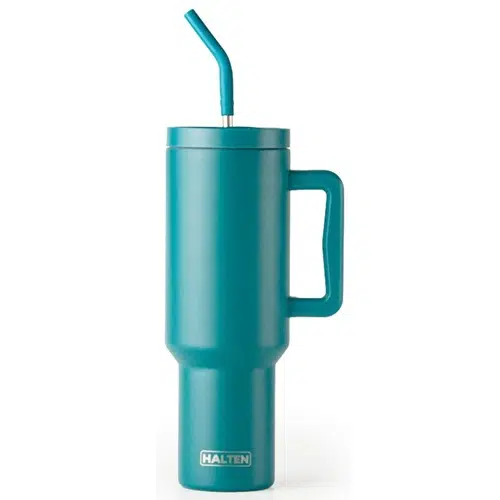 Se muestra un vaso térmico alto color verde azulado, modelo Halten de 1,2 l, con un diseño aislado, un asa y una pajita a juego. La marca "HALTEN" está impresa cerca de la base del elegante vaso cilíndrico y viene con una tapa que fija la pajita en su lugar.