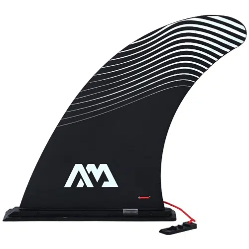 La quilla de tabla de surf Aqua Marina SUP Slide-In Quilla Central negra se mantiene en posición vertical, presentando un logotipo "AM" blanco cerca de la base y elegantes líneas blancas curvas hacia la parte superior. El conjunto incluye una pequeña etiqueta roja visible con una cuerda adjunta en la base, acompañada de una herramienta para aletas, perfecta para mejorar tus aventuras en SUP Aqua Marina.