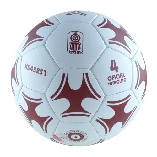 Un balón de fútbol blanco y granate que lleva el nombre de producto "Balón Baby Futbol Train KS-432S7 N°4" y la etiqueta "Oficial Futbolito". El diseño incluye un logotipo de "tren" prominente en la parte superior, lo que lo hace ideal para mejorar tus habilidades en el campo.