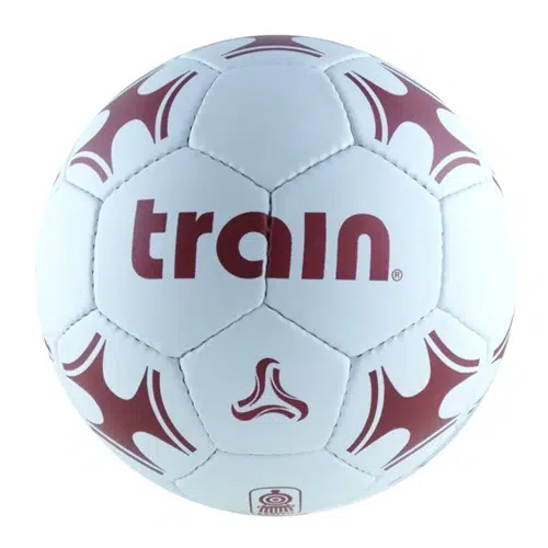 El Balón Baby Fútbol Train KS-432S7 N°4 es un balón de fútbol blanco decorado con motivos abstractos de color granate y la palabra "tren" escrita en negrita en granate en uno de sus paneles. También presenta un logotipo geométrico en el centro, que consta de un círculo y tres formas interconectadas.