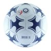El Balón Baby Futbol Train KS-432SL N°4 es un balón de fútbol blanco adornado con un diseño abstracto azul y acompañado de un código de barras. Para darle un aspecto distintivo, se coloca una pequeña pegatina circular con un motivo en forma de ojo cerca de uno de los patrones.