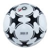 Un balón de fútbol con estampado blanco y negro, llamado Balón Fútbol Train N°5, se exhibe con su código de barras y certificación sobre un fondo blanco limpio.
