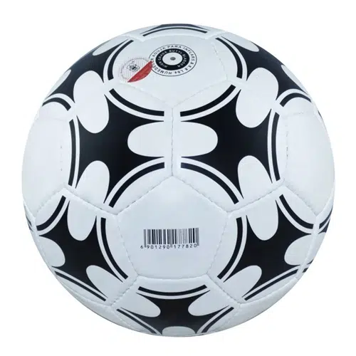 Un balón de fútbol con estampado blanco y negro, llamado Balón Fútbol Train N°5, se exhibe con su código de barras y certificación sobre un fondo blanco limpio.