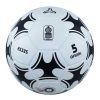 Presentamos el Balón Fútbol Train N°5: un impresionante balón de fútbol blanco adornado con diseños geométricos negros en sus paneles. Muestra con orgullo un logotipo similar a un tren e incluye el texto "KS32S", "5" y "OFICIAL". Este balón está elaborado de manera impecable para los entusiastas que buscan mejorar su juego con calidad.