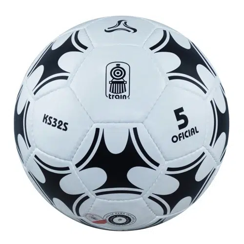 Presentamos el Balón Fútbol Train N°5: un impresionante balón de fútbol blanco adornado con diseños geométricos negros en sus paneles. Muestra con orgullo un logotipo similar a un tren e incluye el texto "KS32S", "5" y "OFICIAL". Este balón está elaborado de manera impecable para los entusiastas que buscan mejorar su juego con calidad.