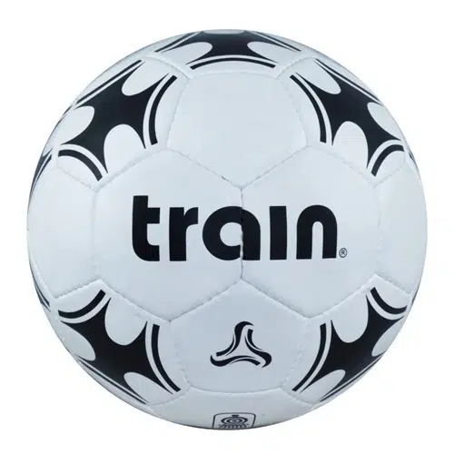 El Balón Fútbol Train N°5 es un balón de fútbol elegante y funcional con un diseño moderno. Presenta una combinación de colores blanco y negro, la palabra "tren" impresa en letras negras en negrita en uno de sus paneles hexagonales y patrones negros curvos a lo largo de sus costuras.
