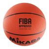 El Balón Básquetbol MIKASA 1150 N°7 es un balón de baloncesto de color naranja texturizado con líneas negras, que presenta el texto "FIBA Approved" y "Valid Thru 2023" de forma destacada y visible en la parte inferior.