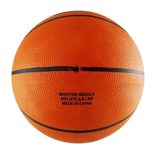 Primer plano de un balón de baloncesto naranja Uk Time Sport BRX5 N°5, que muestra sus líneas negras texturizadas. Las instrucciones impresas en él dicen: "Humedezca la aguja, infle entre 6 y 8 libras, fabricado en China".